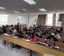 转会期体能课后，布莱顿防线松动备战德国杯，媒体盛赞，阵容厚度经受考验