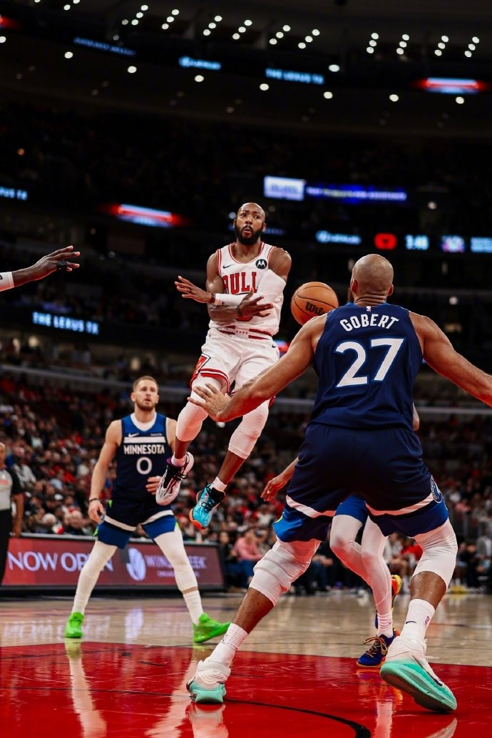 HAHA体育-加时末段芝加哥公牛强势反弹——全明星赛节点到来，球迷炸锅，球探报告显示潜力